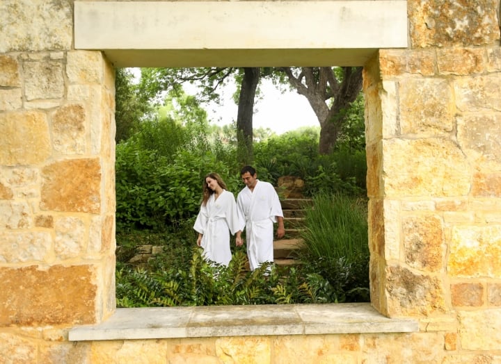Couple walking through the garden at Lake Austin