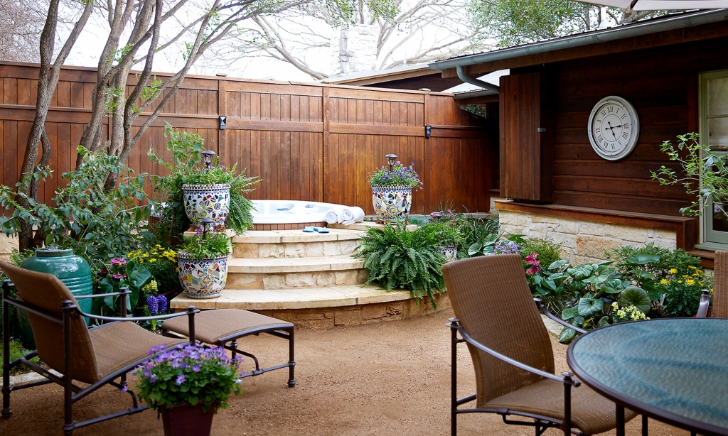 Outdoor garden and hot tub in the Lady Bird Presidential Suite.