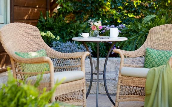 Outdoor table and seating at the Premier Hot Tub Cottage/