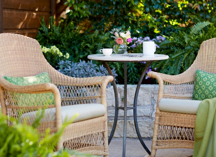 Outdoor table and seating at the Premier Hot Tub Cottage/