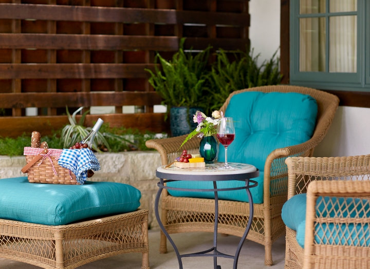 A picnic on the front porch of the Luxury LakeView room