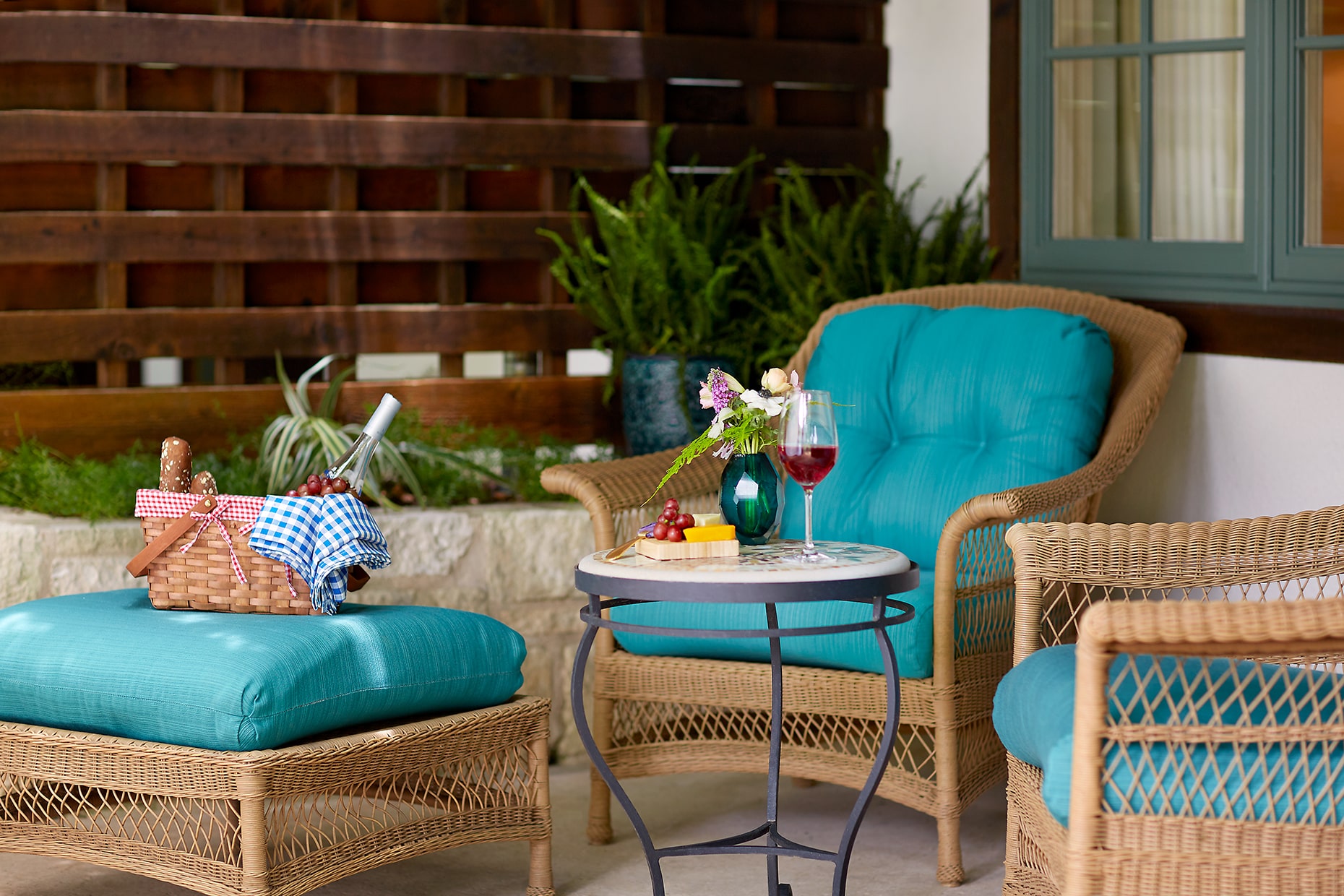 A picnic on the front porch of the Luxury LakeView room